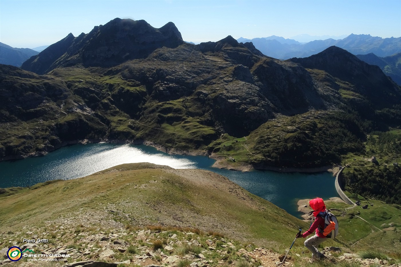 103 Ci abbassiamo ai Laghi Gemelli con folate di vento.JPG -                                